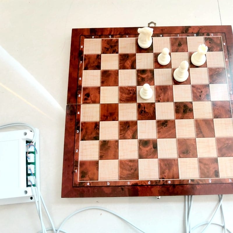 Puzzle d'échecs en bois classique fait à la main pour les jeux d'évasion en direct et de détective